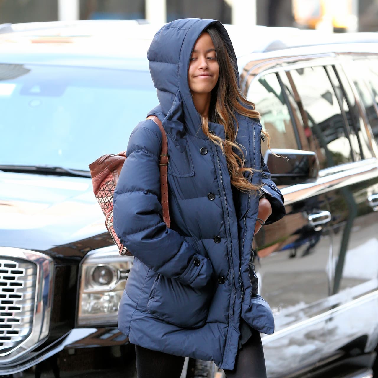 Malia Obama usa botas, medias veladas y chamarra para la nieve.