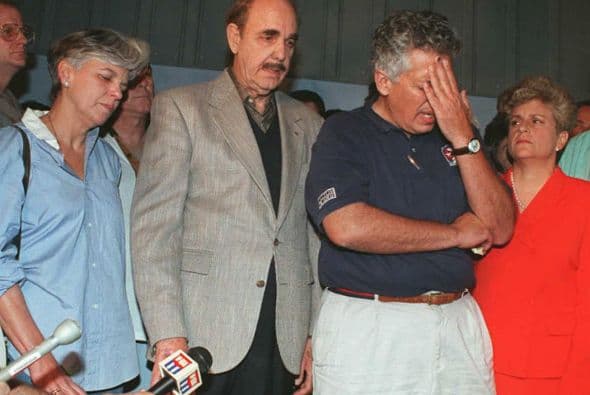 Abatido por el dolor, José Basulto ante la prensa, con el padre de Armando a su izquierda y otros familiares de los mártires, en foto de archivo.