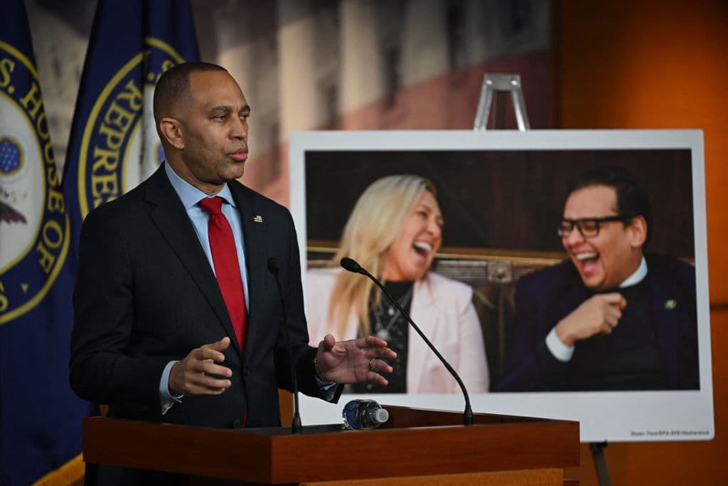 Según los documentos judiciales, 
<b>Santos y su tesorera de campaña, Nancy Marks, inflaron falsamente los números de recaudación de fondos</b> entre julio de 2020 y octubre de 2022 para obtener apoyo del Partido Republicano.