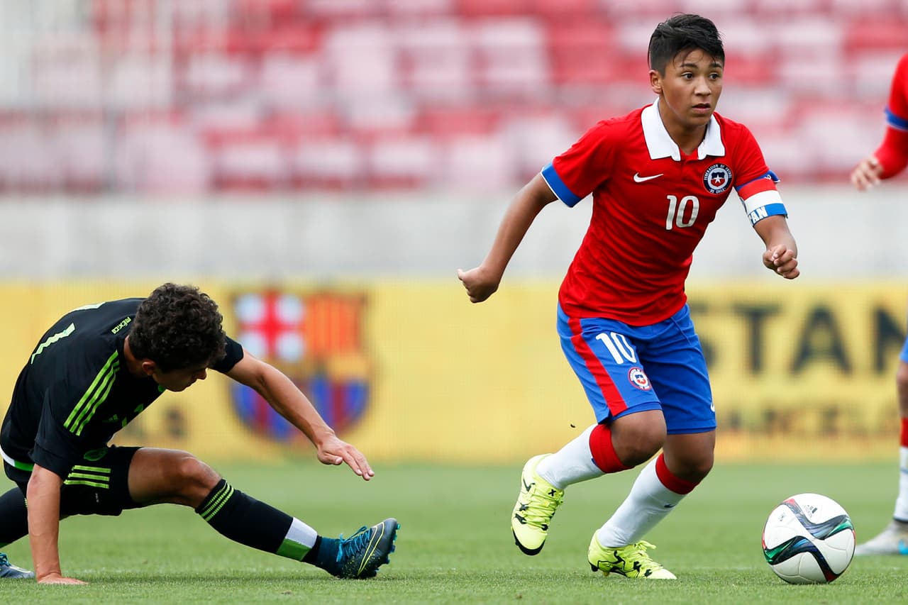 El juvenil chileno Marcelo Allende (der.) es uno de los refuerzos que tenía confirmados Necaxa incluso antes del final del Apertura 2017, proveniente de Deportes Santa Cruz).