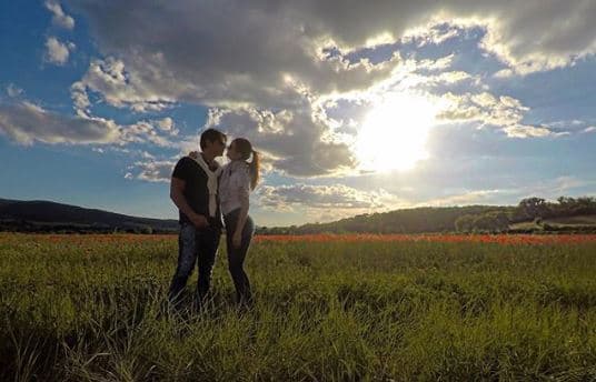 La pareja ha tenido que lidiar con la pérdida de este primer bebé tan solo unas semanas de haber anunciado que se encontraban a la espera. Este hecho hizo que la ex Miss Universo recibiera diversas muestras de apoyo no solo de familiares y amigos, sino también de seguidores y compañeros del medio artístico.
