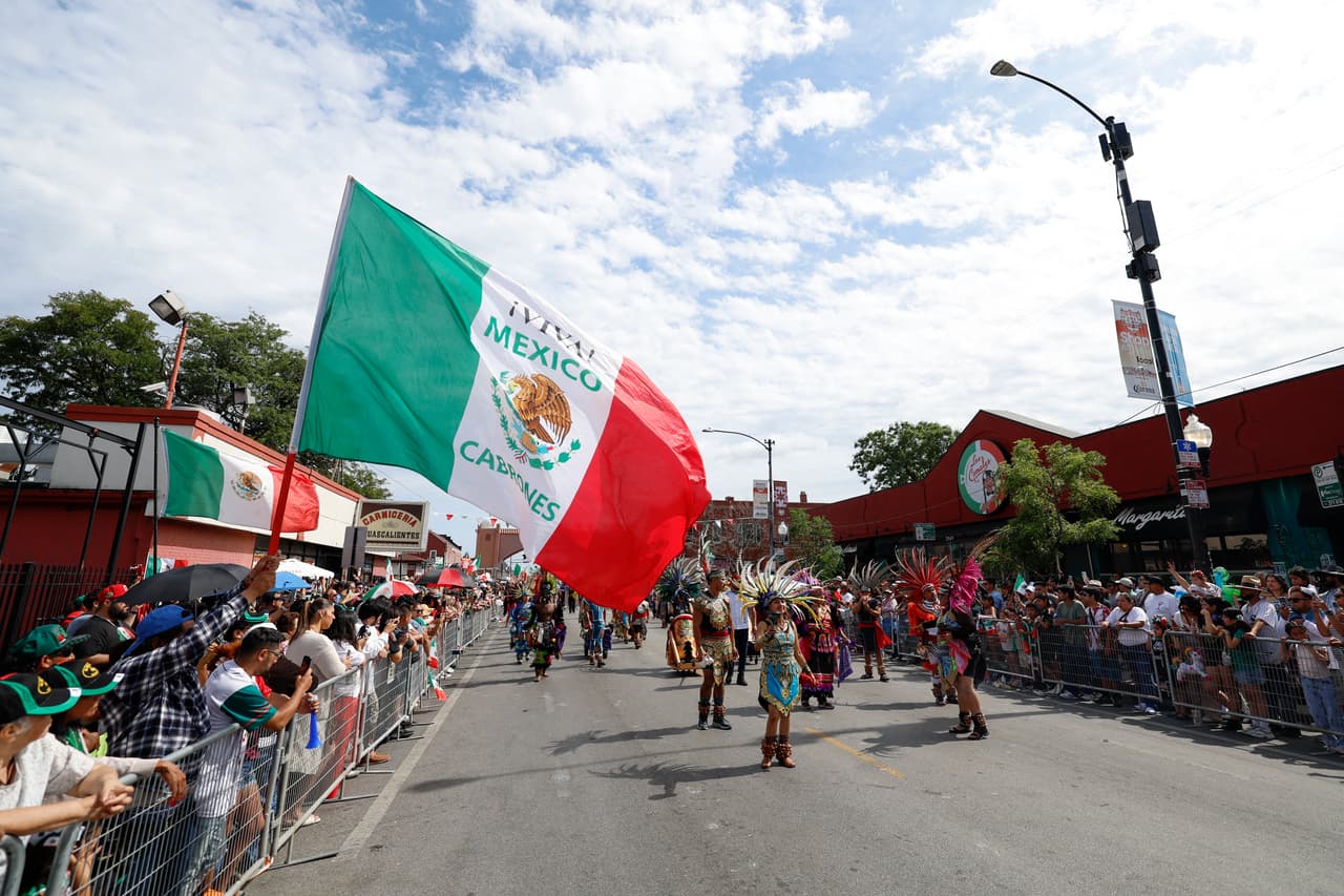 El desfile partió del Arco de La Villita, en la intersección de 
<b>la calle 26 y la avenida Albany</b> y concluyó en la avenida Kostner, que reunió a más de 100 carros alegóricos y más de 3,000 participantes y voluntarios, con una asistencia superior a las 400,000 personas.