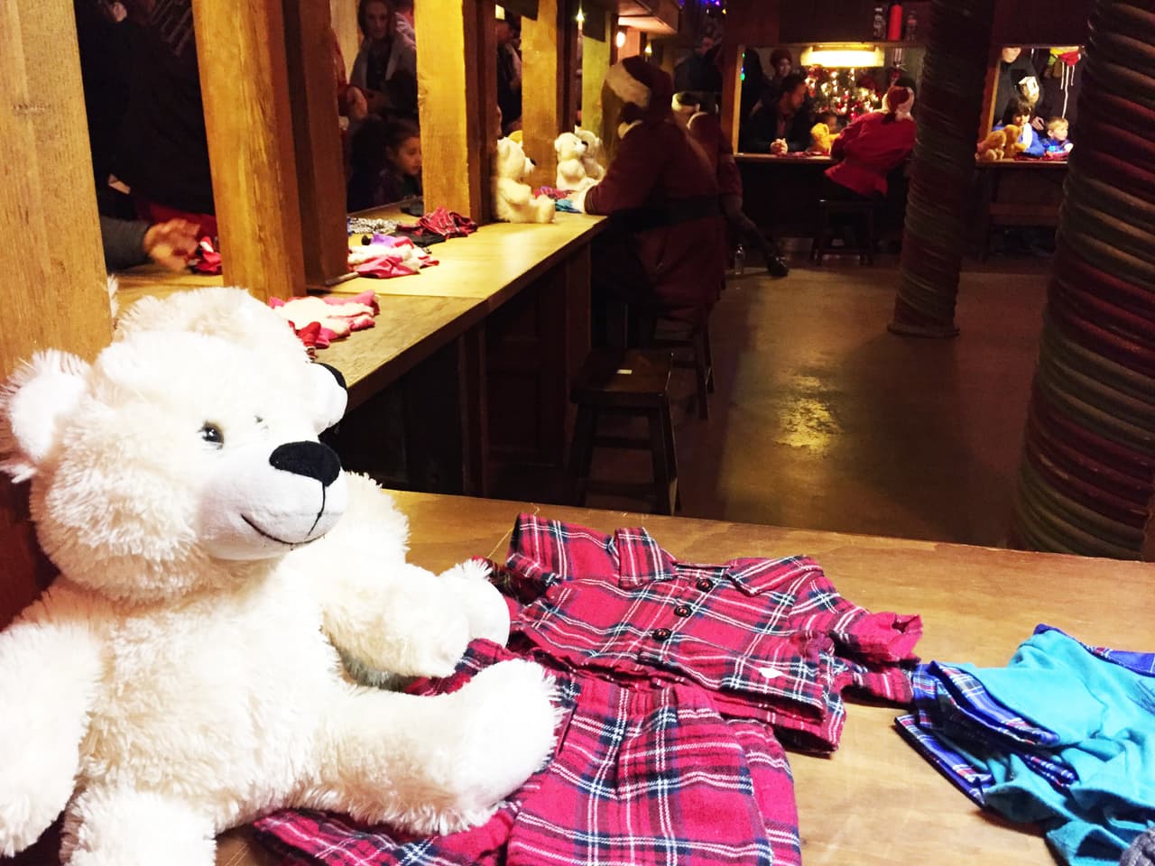 Los niños entran a un taller donde visten a los osos de peluche y tienen la oportunidad de jugar con ellos y cambiarles de ropa