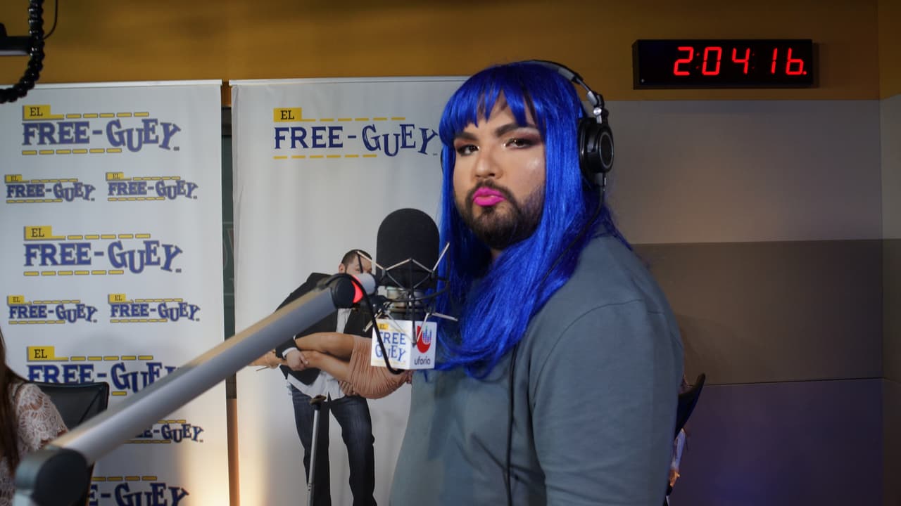 El Tambochi pago la apuesta contra El Compa Ivan cambiando de 'look' por un día.