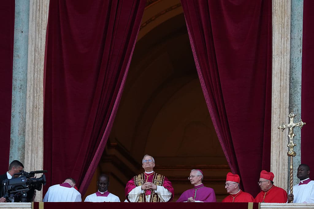 <b>Prevost eligió el nombre de León XIV, evocando a papas anteriores que defendieron la doctrina y el papel del pontífice con firmeza</b>, como León I el Magno y León XIII, lo que puede interpretarse como un guiño a la continuidad doctrinal unida a un renovado impulso evangelizador. Este gesto también sugiere una intención de equilibrar tradición y reforma, reafirmando la autoridad del papado mientras se abren espacios para la escucha, el discernimiento y la corresponsabilidad eclesial, pilares del proceso sinodal en curso.