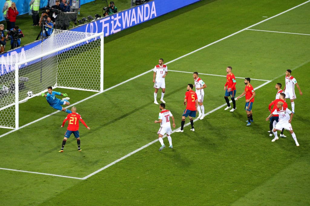 Algunas de las opciones de España llegaron por el juego aéreo, pero sí quedaba claro que los europeos dominadan las acciones.