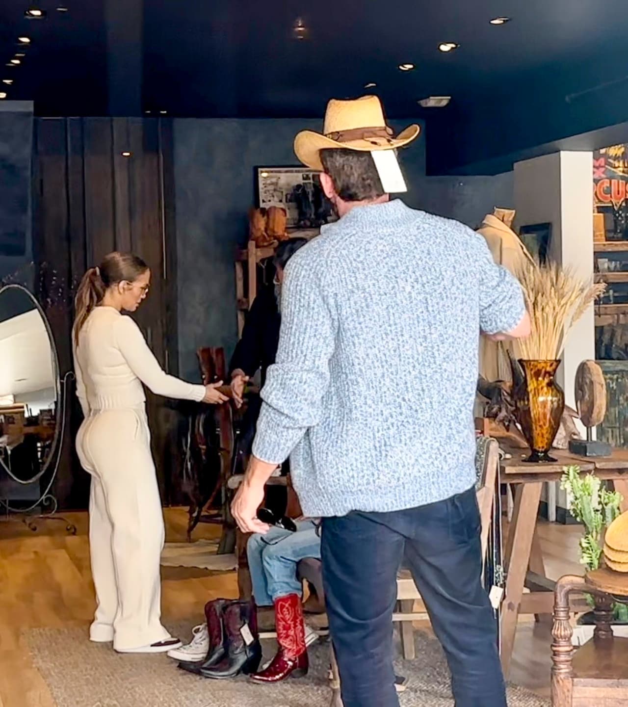 Él encontró uno de color camel y con adornos alrededor de la corona que incluso se probó. 
<br>