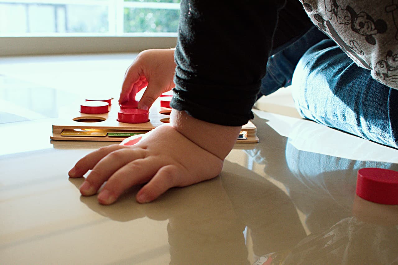 Para ayudarlos en este proceso, Univision ha desarrollado una mensajería de textos con consejos útiles y actividades fáciles de realizar en casa. A continuación te explicamos cómo usarlo.