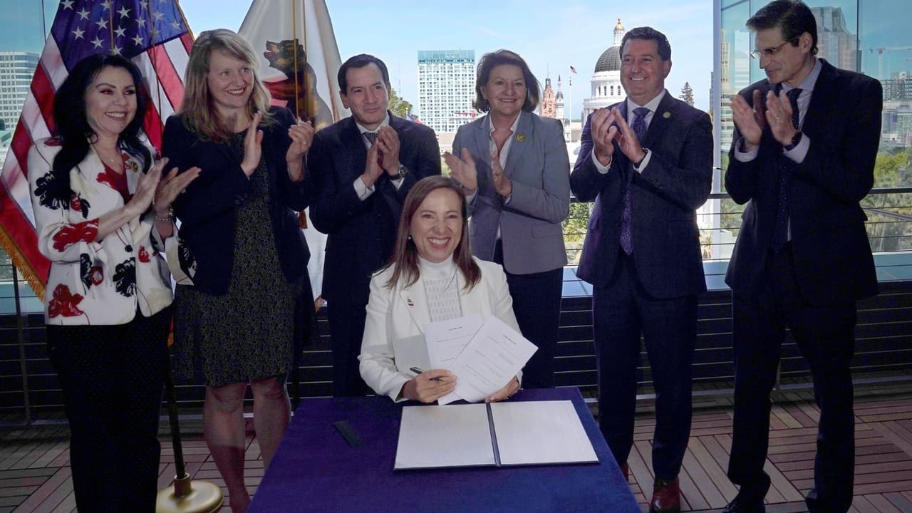 Momento histórico en California: primera vez que una mujer firma una ley