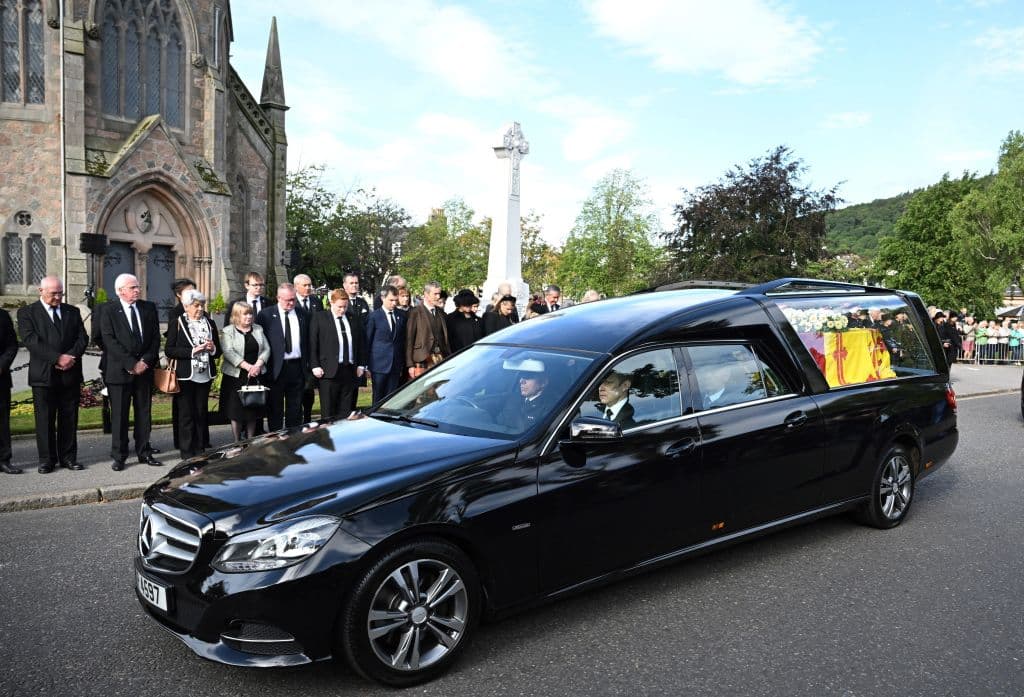 Durante la primera parte del recorrido, el cortejo atravesó zonas rurales. En los pueblos, además de los vecinos, las autoridades locales salieron a presentar sus respetos.