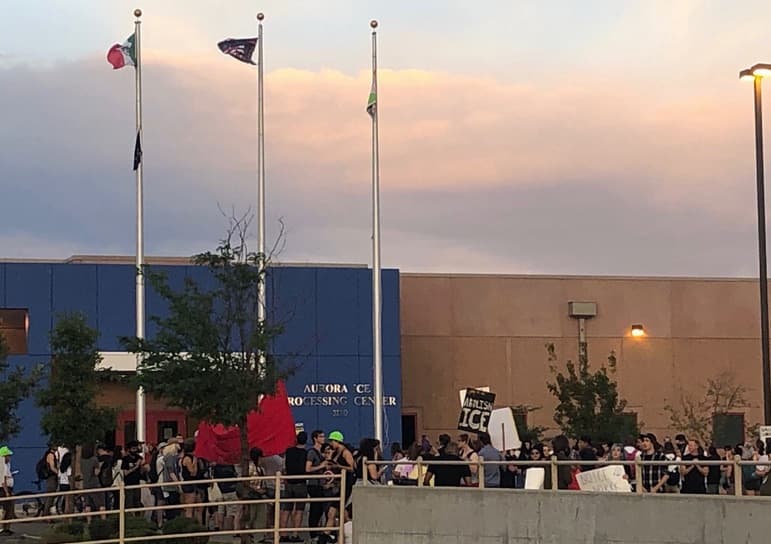 Manifestantes contra las políticas de Donald Trump colocaron la bandera mexicana en el asta del centro de detención en Aurora, Colorado.