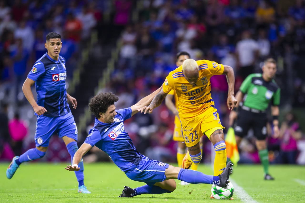 Tigres aprovechó las tímidas intenciones ofensivas de Cruz Azul y se puso en ventaja, la Máquina celeste intentó reaccionar en el segundo tiempo pero no le alcanzó para emparejar y el equipo del Piojo se llevó la ventaja.