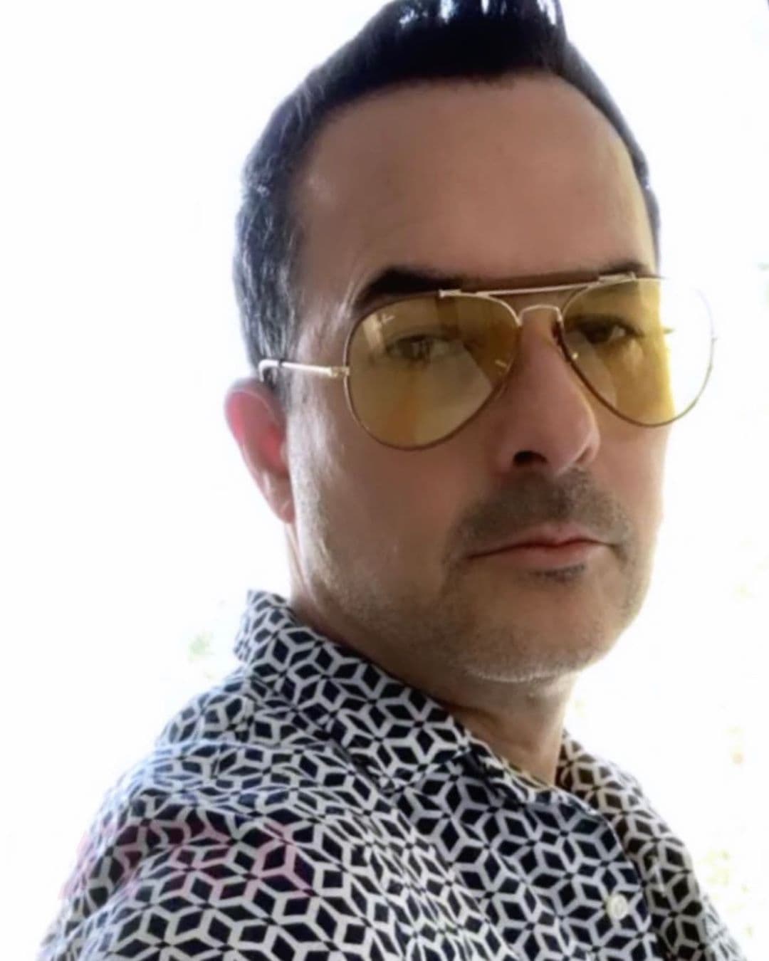 Carlitos Calderón mostró en sus redes sociales su look de fin de semana, ¿qué tal le quedan esos lentes y camisa vanguardista?
