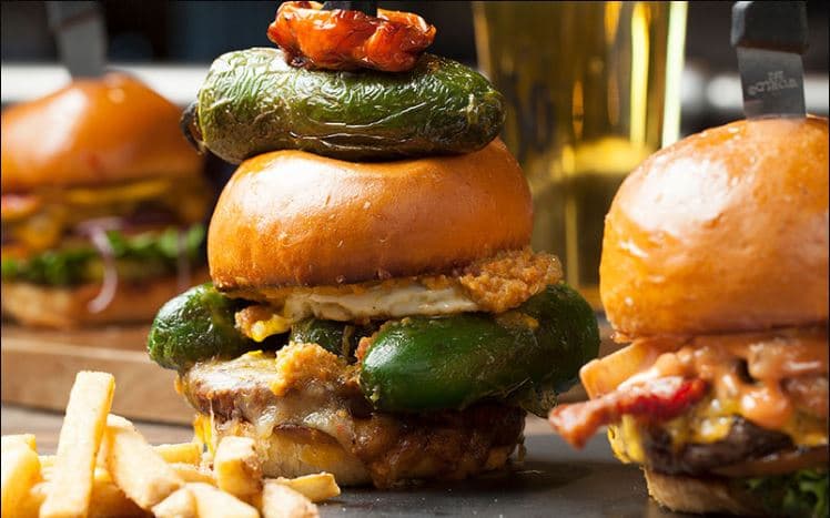 <b>50 Alarm Burger</b>
<br>Esta hamburguesa es tan picosa que te harán firmar una declaración de responsabilidad antes de comértela ya que esta hecha con jalapeños picantes, tocino, queso con chile jack y huevos con pimientos pritos picantes. Si aceptas el reto debes visitar Slaters 50/50 en cualquiera de sus locaciones.