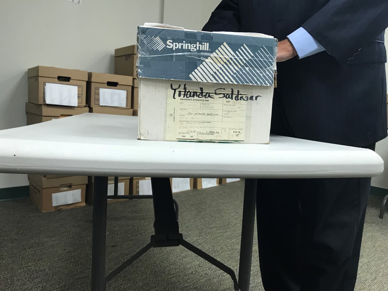 El 30 de marzo de 1995, Yolanda Saldívar, expresidenta de club de fans de Selena Quintanilla, rentó la habitación 158 del motel Days Inn, en Corpus Christi. Un día después (en ese cuarto) peleó con la 'Reina del Tex-Mex' y le disparó por la espalda hiriéndola mortalmente.