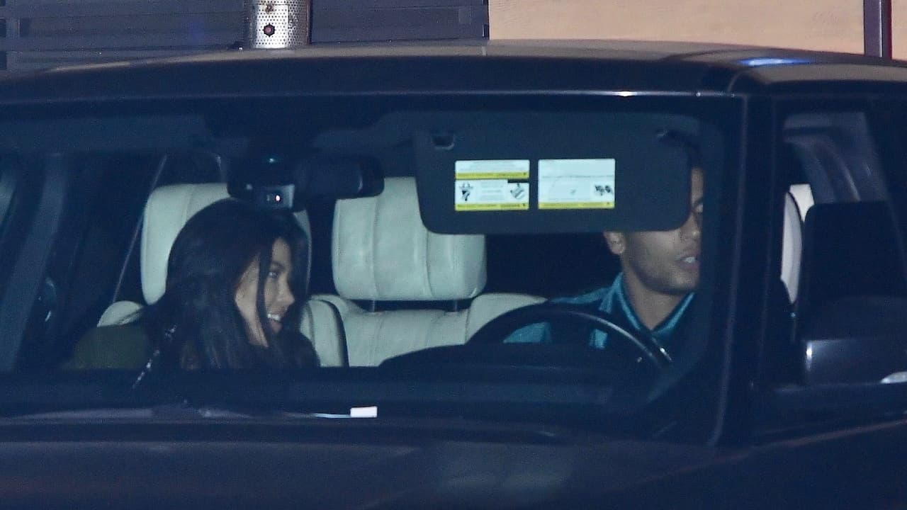 <h3 class="cms-h3-H3">Kourtney Kardashian - Land Rover Range Rover Supercharged</h3>
<br>
<br>No por ser la manos famosa del clan, Kourtney va a ir en autos menos fastuosos e impresionantes que los de sus hermanas y padres. Aquí la vemos saliendo de una cena en el famoso restaurante Nobu de Los Ángeles a bordo de una Range Rover 5.0L V8 Supercharged SV Autobiography de Land Rover igual a la de su hermana Khloe, conducida por su novio, el modelo Younes Bendjima.