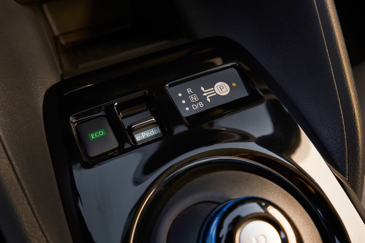 El nuevo Leaf también cuenta con un sistema al que Nissan bautizó como
<b>e-Pedal </b>que permite al conductor del Leaf arrancar, acelerar, frenar y detener el auto
<b>con un solo pedal</b>.