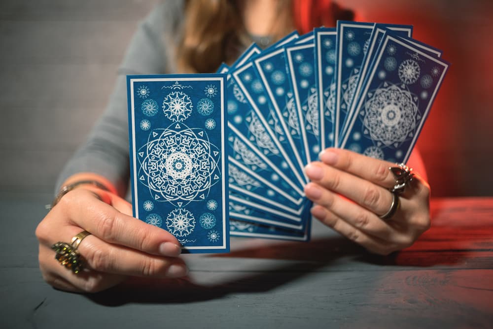 Quienes tienen este tránsito activan su lado psíquico, poder leer las cartas, el tarot. Los que tienen una gran imaginación.
<br>