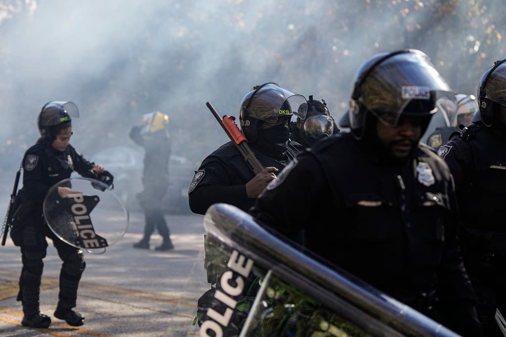 Los agentes respondieron con gases lacrimógenos.
<br>