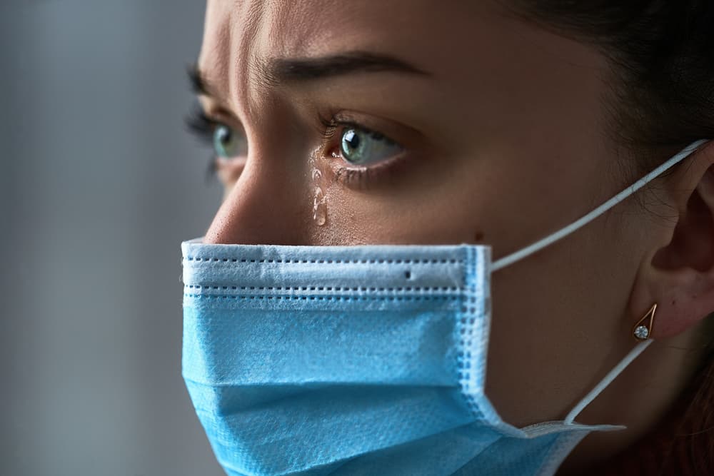 <b>ACUARIO</b>
<br>Tal vez ni te enteres o veas que un Acuario está sufriendo. Prefieren sentirse más distantes o lejanos que aceptar que algo les pasa. Hay un sentimiento de 'desprendimiento' de que no quieren que los demás los vean en mal estado, así que podrían aislarse o desaparecer un breve tiempo de su rutina hasta que se sientan bien.