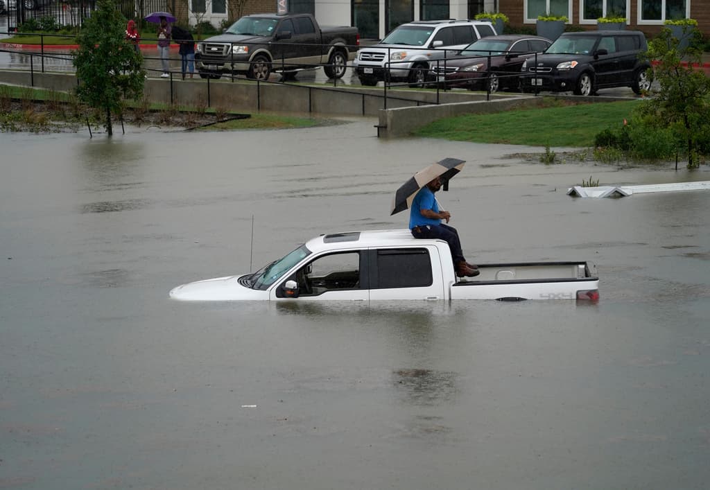 Al menos 2 muertos y cientos de rescatados en Texas por las lluvias torrenciales de Imelda
