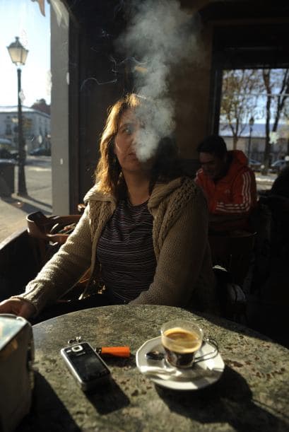 En ese entonces la prohibición fue en los lugares de trabajo. Para los bares y restaurantes que contaban con un área de 100 metros cuadrados se les dio la opción de que decidieran si permitian la práctica o no. La respuesta fue que la mayoria de los establecimientos autorizaron el humo del cigarro.