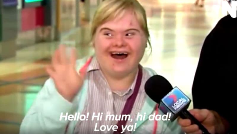 Niña con síndrome se ‘cuela’ en un noticiero en vivo y su reacción se viraliza
