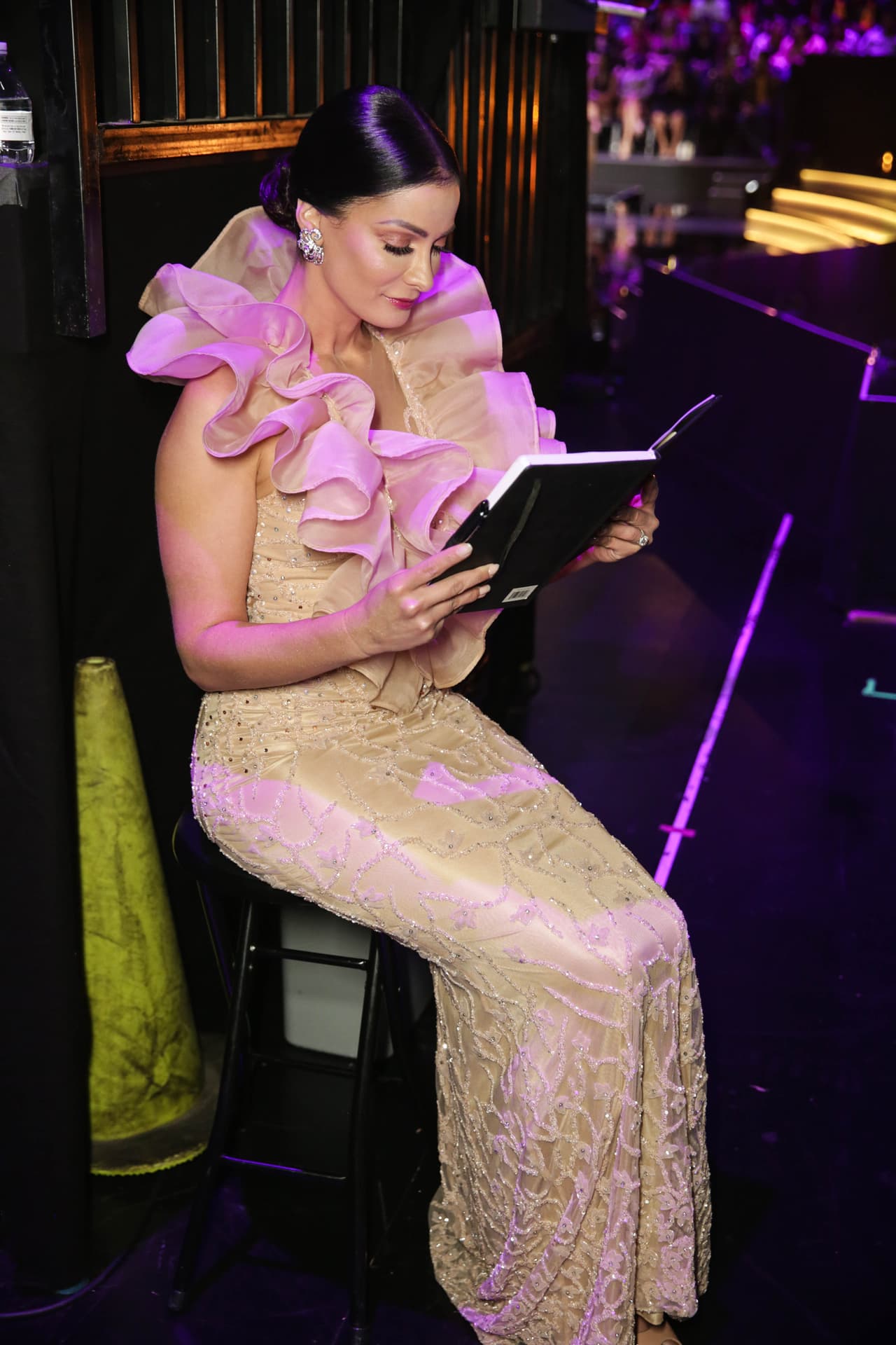 Para darle mayor impacto a la parte superior del atuendo, Dayanara llegó con el pelo recogido y engominado.