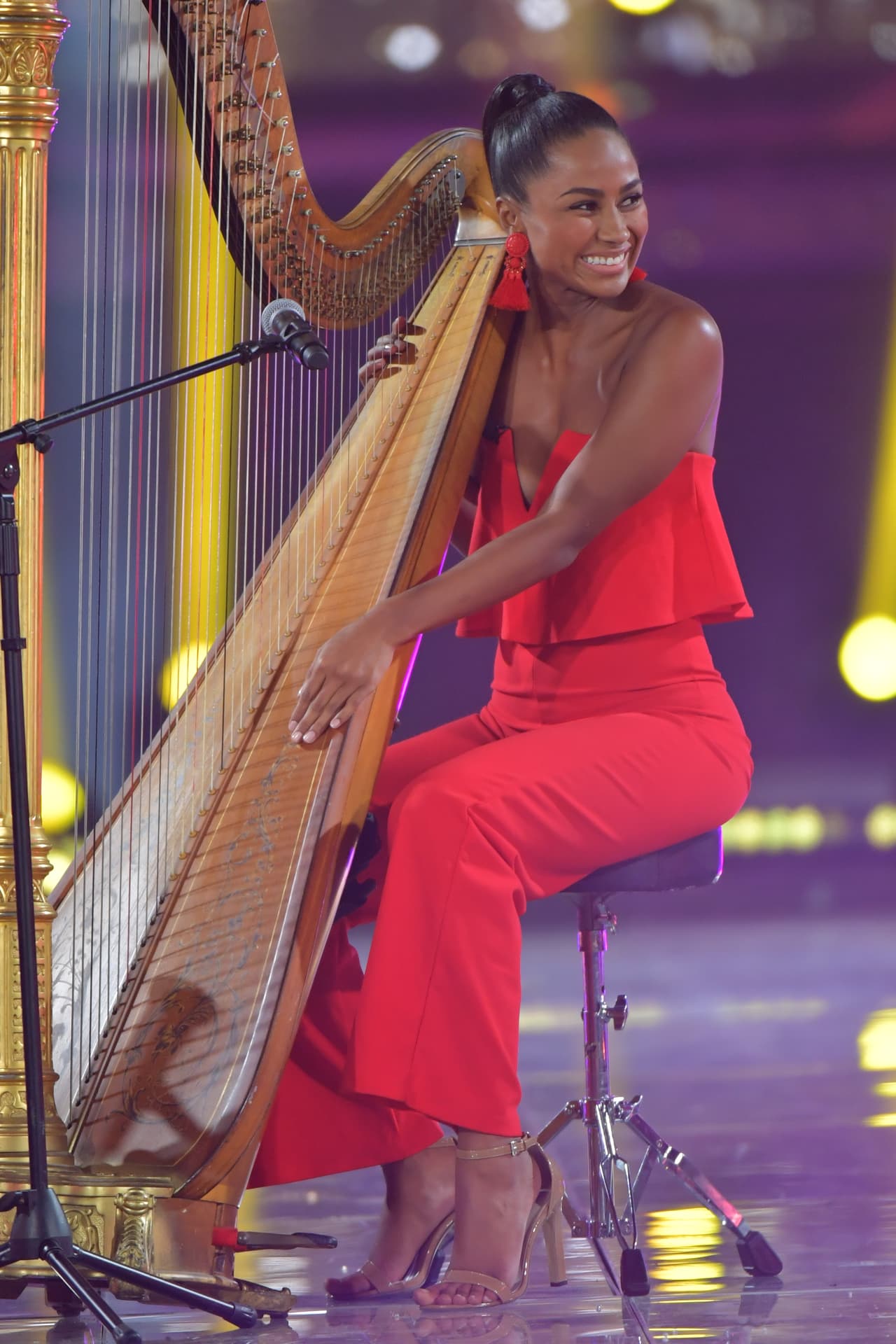 Ella ofreció un encantador concierto de arpa, que le valió su paso a Miami.