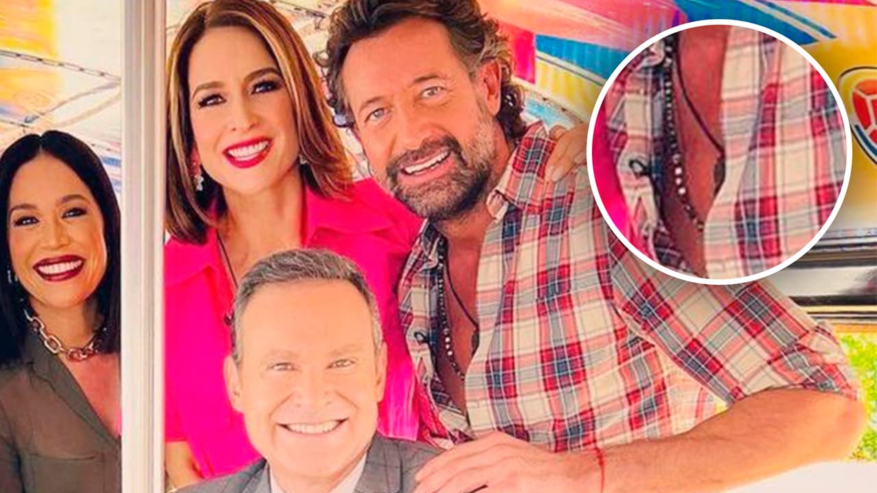 En esta foto se observa que el artista porta el collar que a simple vista parecería ser el que también lució su compañera de telenovela. 
<br>