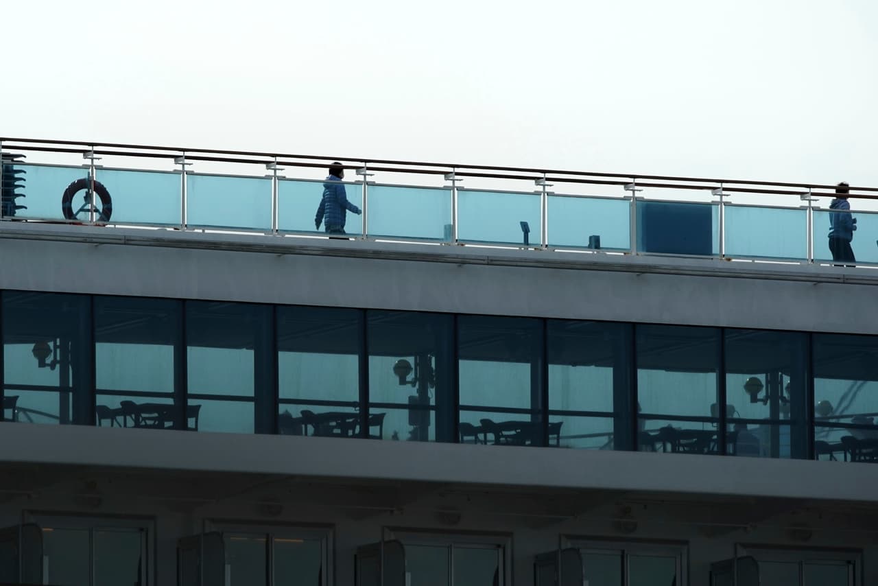 "Estamos confinados aquí a tiempo completo", señaló el británico David Abel, pasajero del Diamond Princess en un video colgado en Facebook. "La comida ha cambiado por completo. ¡Ya no estamos en un crucero
<b> </b>de lujo! (...) Comienza a parecer una prisión flotante", añadió.