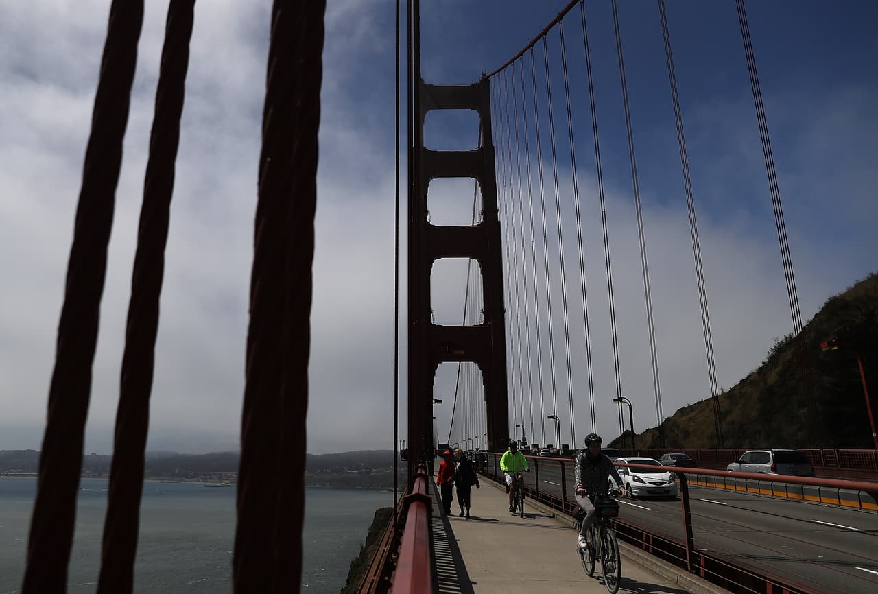 <h3 class="cms-H3-H3"><b>3. Un paseo en bicicleta</b></h3>
<br>Si lo toyo es el deporte, no desaproveches la oportunidad de dar una vuelta con tu pareja en bicicleta desde el Golden Gate hasta Sausalito. Blazing Saddles Bike Rentals tiene el servicio de renta de bicicletas en donde puedes recorrer el sendero para bicicletas del Parque Nacional desde Fisherman's Wharf hasta el puente Golden Gate. Para más información puedes entrar a
<a href="https://www.blazingsaddles.com/">blazingsaddles.com</a> o llamar al teléfono 415 202 8888.
<br>