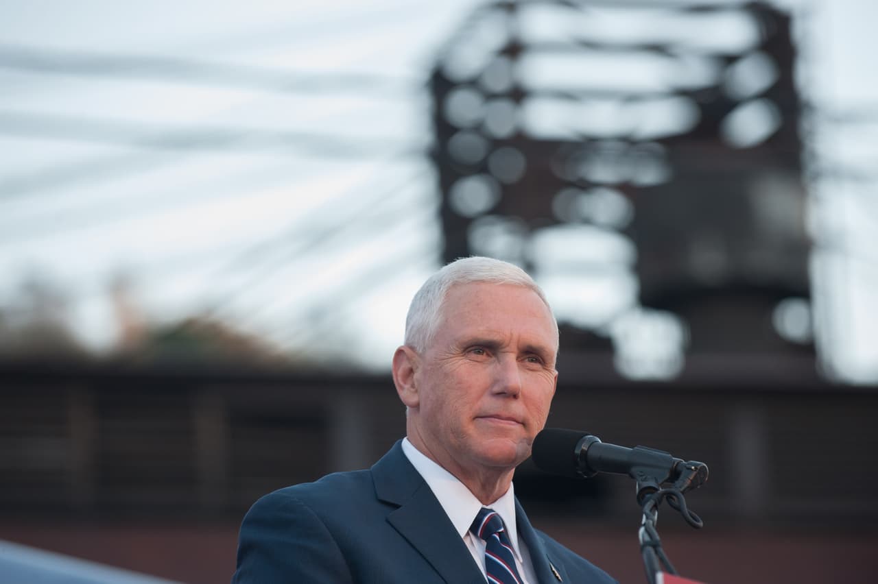 Con una sonrisa, Mike Pence evade las preguntas sobre las obscenas palabras de Trump