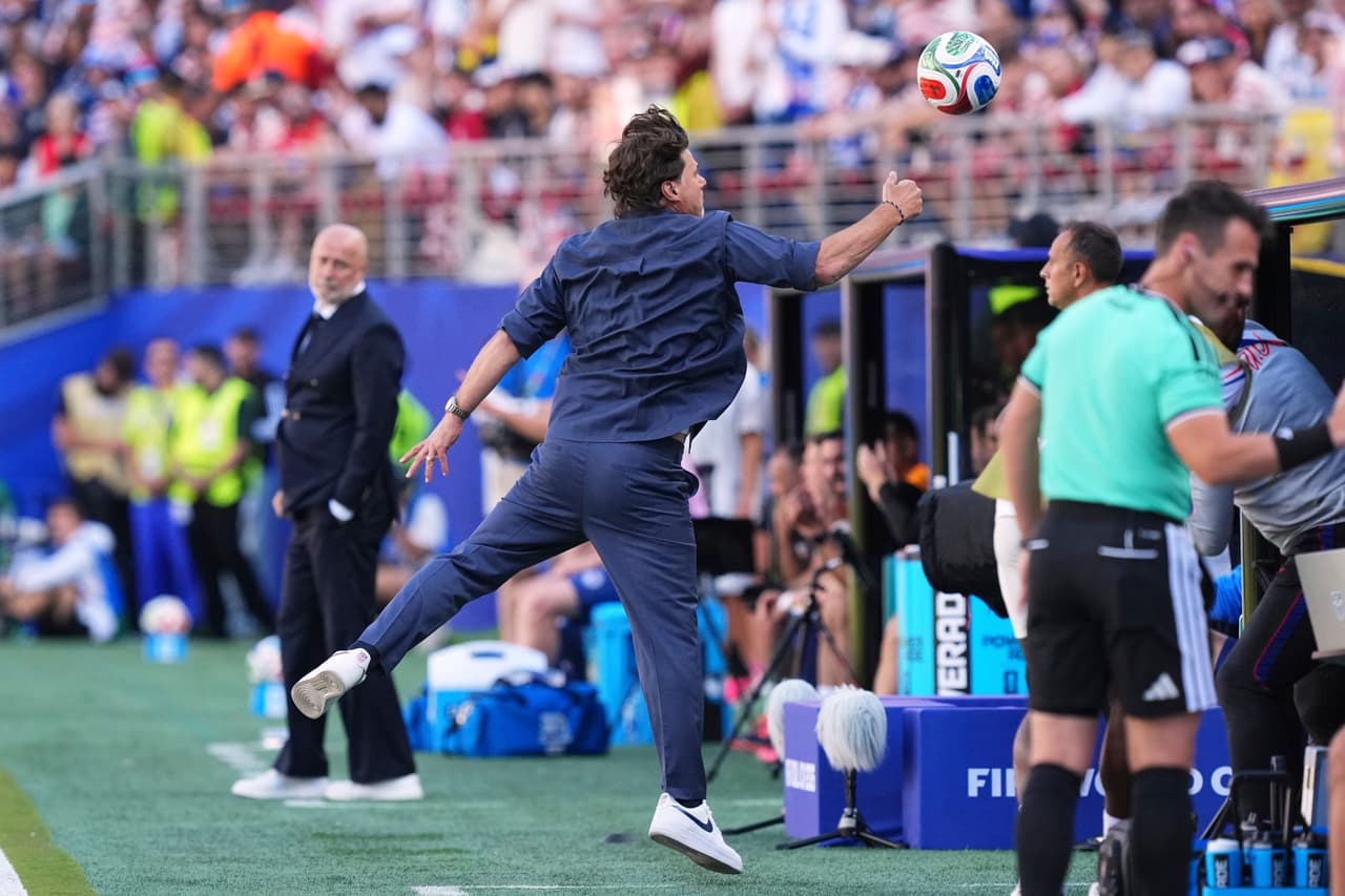 El entrenador de la selección de Estados Unidos, Mauricio Pochettino, va tras un balón que sale del terreno de juego durante el partido de dieciseisavos de final de la Copa del Mundo entre Estados Unidos y Bosnia en Santa Clara, California, cerca de San Francisco, el miércoles 1 de julio de 2026.