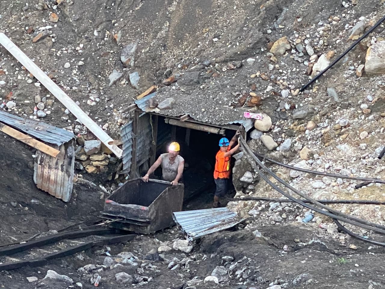 Aunado a la denuncia, también reclamaron las precarias condiciones en las que los mineros tenían que realizar sus labores. "No había agua potable para los trabajadores, estaban en tenis (zapatillas), sin equipo de 
<a href="https://www.univision.com/temas/seguridad">seguridad</a>, 
<b>no había consola para medir el gas, ni botiquín, extinguidores, ventilación".</b>