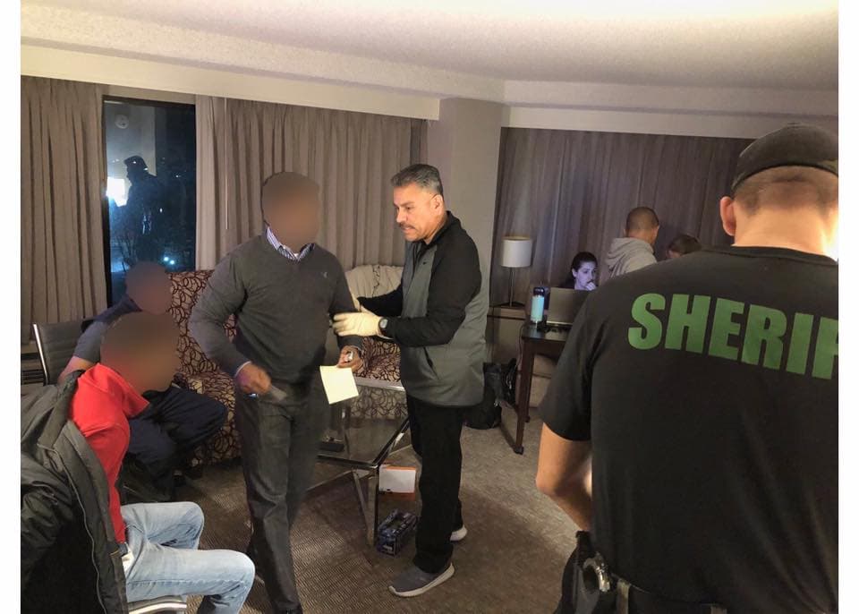 En todo el estado de California, las autoridades realizaron 518 arrestos durante la operación, incluidos 27 por trata de personas y 266 por solicitud de prostitución, según la oficina del alguacil. Además, 76 víctimas adultas y 11 menores fueron rescatados y se les proporcionará recursos de ayuda.
<br>