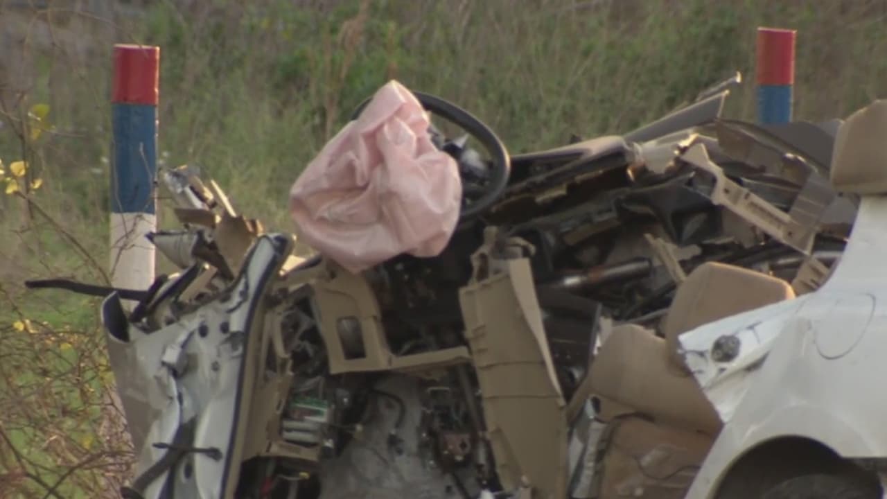 Mueren tres jóvenes hispanos al chocar un vehículo contra un árbol en el condado Harris