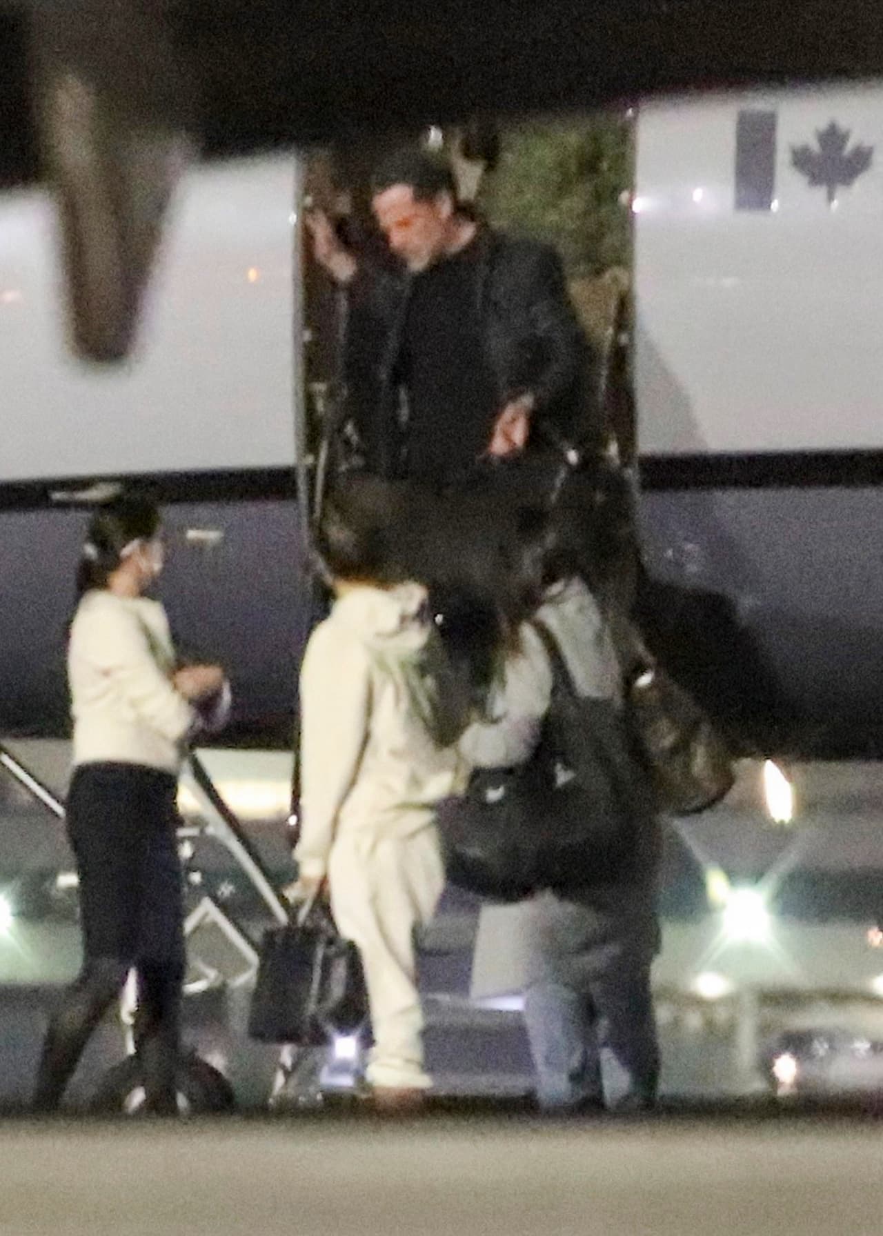 La última ocasión en que fueron vistos juntos fue el pasado 7 de noviembre, cuando se les captó dándose
<b> <a href="https://www.univision.com/famosos/jlo-ben-affleck-beso-despedida-aeropuerto-los-angeles-fotos" target="_blank">un romántico beso en la boca</a></b> durante su despedida en el aeropuerto de Los Ángeles. 
<br>
