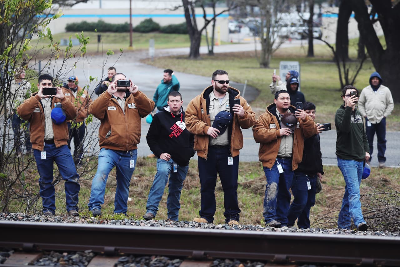 Residentes de Yarboro, Texas, se acercaron a las vías de tren para presentar sus respetos al fallecido mandatario.