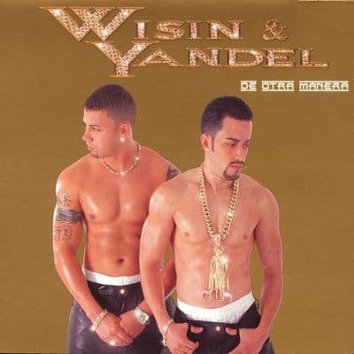 En el disco
<i>De otra manera</i> de Wisin y Yandel se ven a los reggaetoneros bastante incómodos en la fotografía. Podemos asegurar que ni ellos estaban convencidos sobre la idea de aparecer semidesnudos.