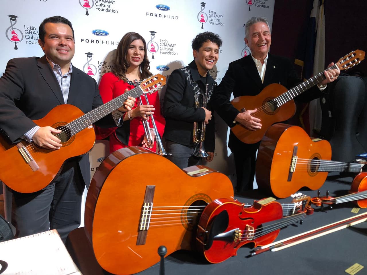La Fundación Cultural Latin GRAMMY
<sup>® </sup>y Ford Motor Company Fund dona instrumentos musicales valorados en $20,000 para el programa de música de la W.E. Greiner Exploratory Arts Academy en Dallas.
<br>
