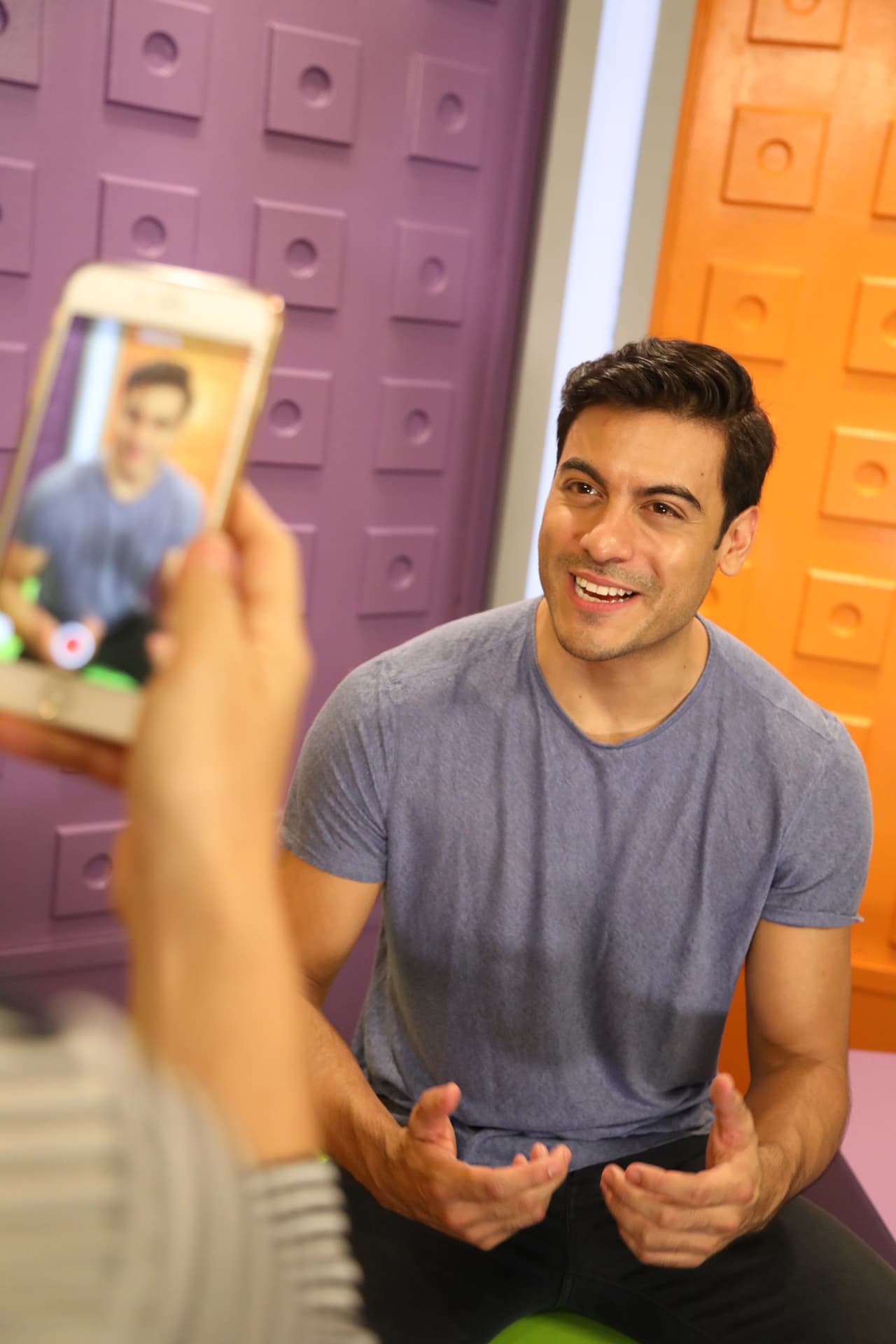 El cantante estuvo respondiendo varias preguntas.