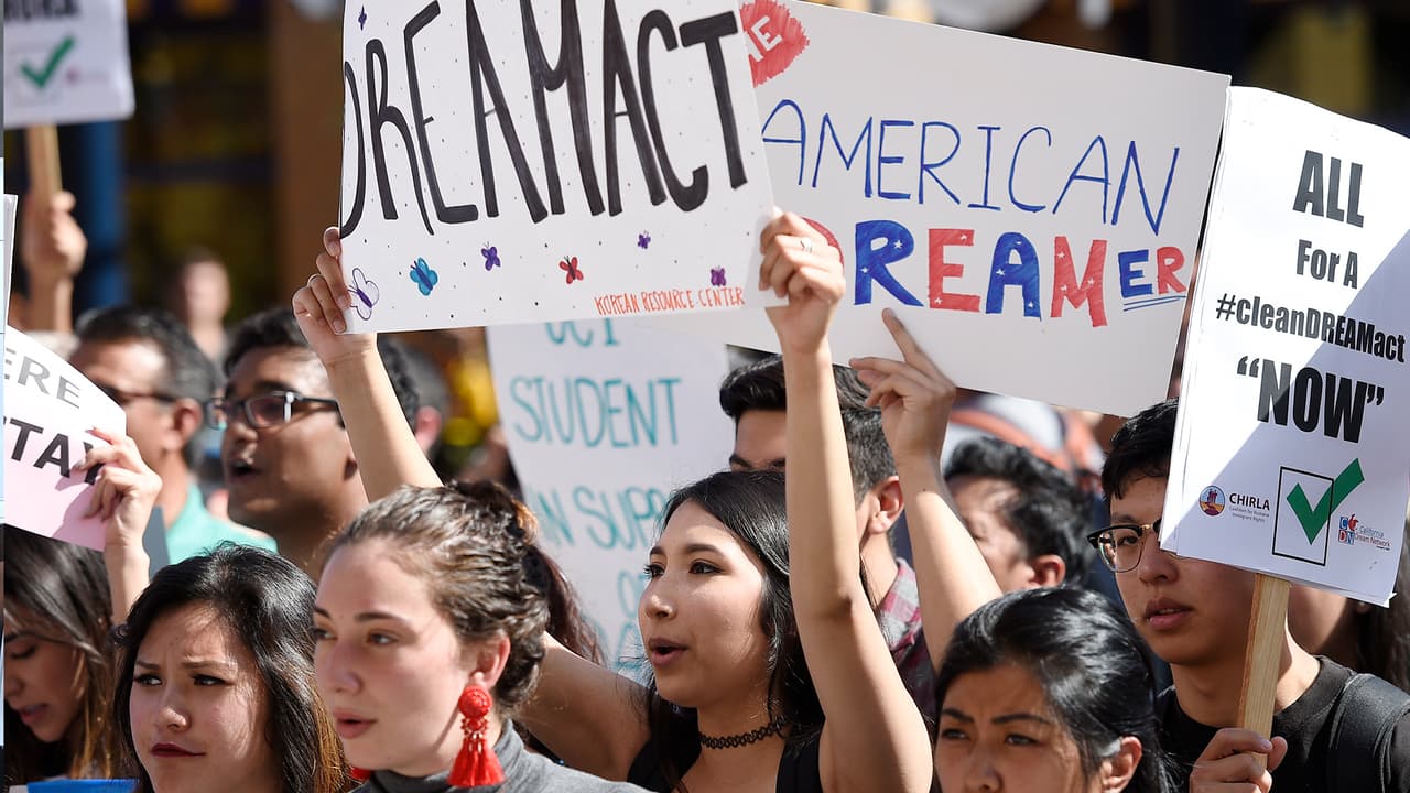 Jeff Bezos hace la donación más grande a la principal organización que beca a dreamers