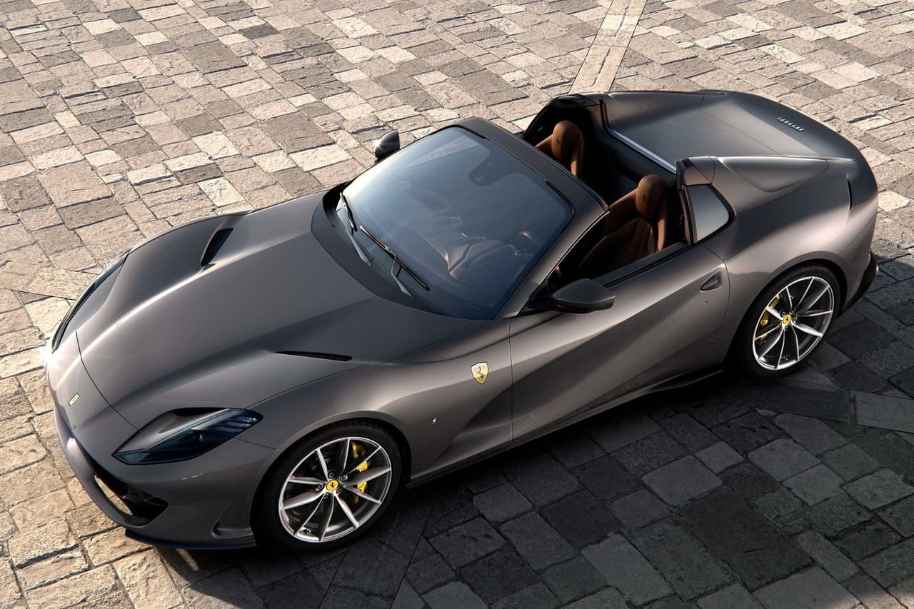 En el apartado estético, el 812 GTS es sin duda uno de los modelos más exóticos de la actualidad, muy acorde al estilo de Karol G, con una silueta muy llamativa, líneas bien marcadas, enormes rines multirradio de 20 pulgadas y salidas de escape cuádruples.