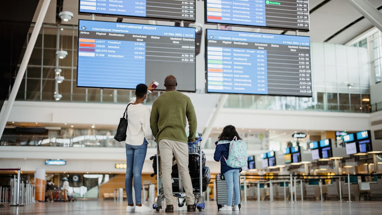 <h3 class="cms-H3-H3">Para las familias migrantes en Texas con estatus regular, el resumen es este: </h3>
<br>TSA no exige ID a los menores, pero la aerolínea puede pedirla. 
<br>Lo más seguro es que tu hijo lleve acta de nacimiento, pasaporte, green card o Texas ID. 
<br>Los padres necesitan una identificación aceptada por la TSA: REAL ID, pasaporte, green card o permiso de trabajo. 
<br>Con estos documentos listos, el viaje en avión dentro de Estados Unidos no tiene por qué convertirse en una preocupación más: 
<b>tus hijos podrán abordar sin problemas y tú tendrás la tranquilidad de que todo está en regla.</b>