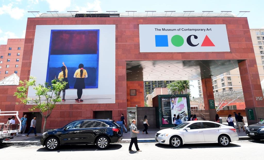 <h3 class="cms-H3-H3">Museum de Arte Contemporáneo de Los Ángeles (MOCA)</h3>
<br>El museo muestra obras contemporáneas de EEUU y Europa. Fue creado en 1940 y cuenta con exposiciones itinerantes y permanentes.
<br>
<br>
<b>Dirección</b>: Localizado en el 628 de la avenida Alamitos, Long Beach, CA 90802.
<br>