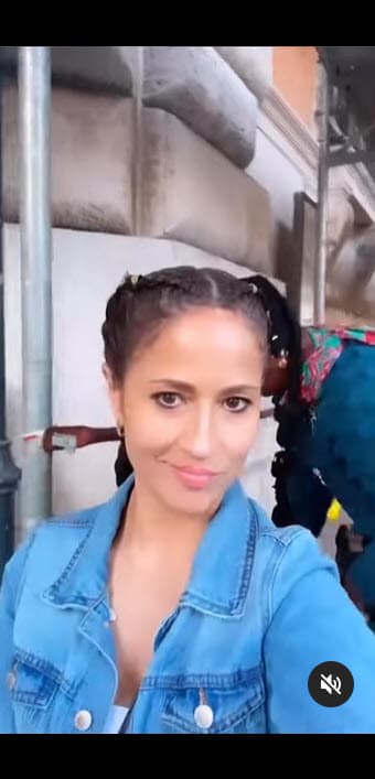 Esto pasó justo este fin de semana luego de que la también presentadora de
<b>Primer Impacto</b> compartió estas imágenes de cuando le arreglaban el cabello en Roma.
<br>