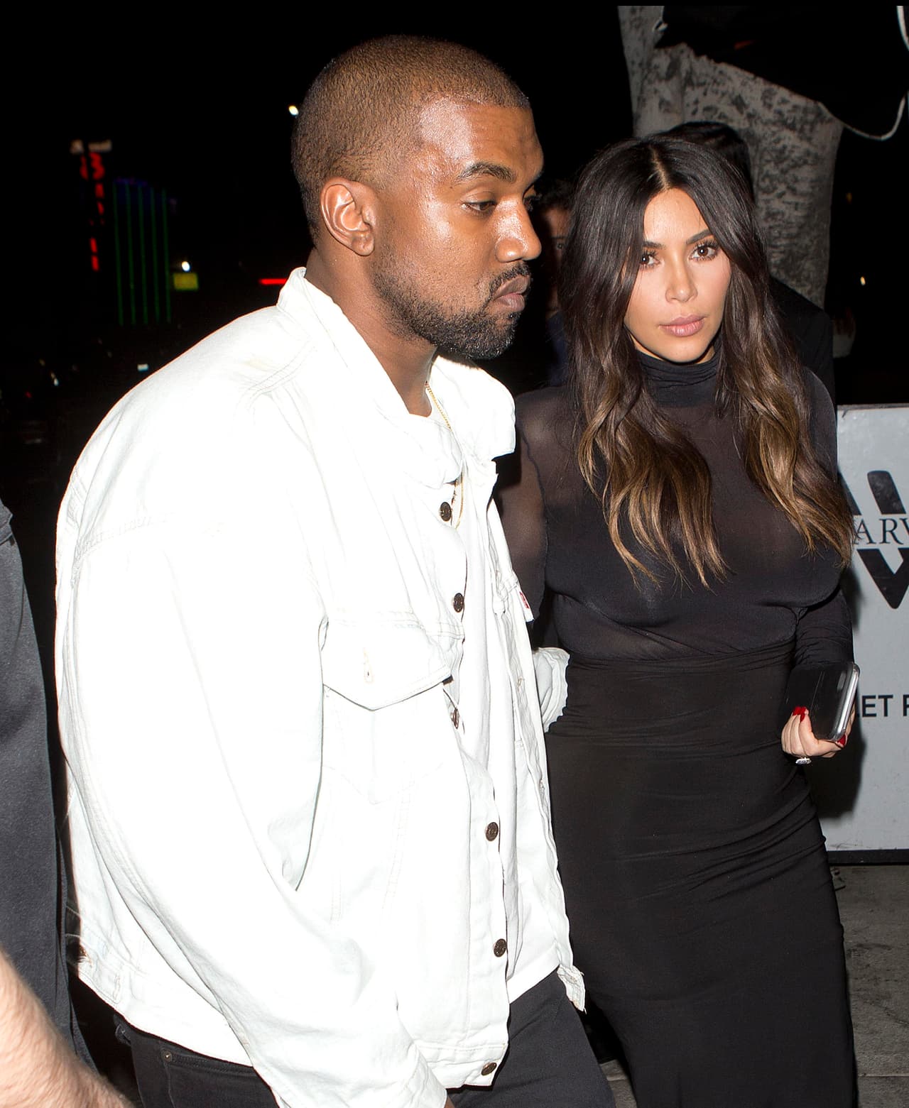 Kanye estaba en su usual 'mood' entre aburrido y de malas...