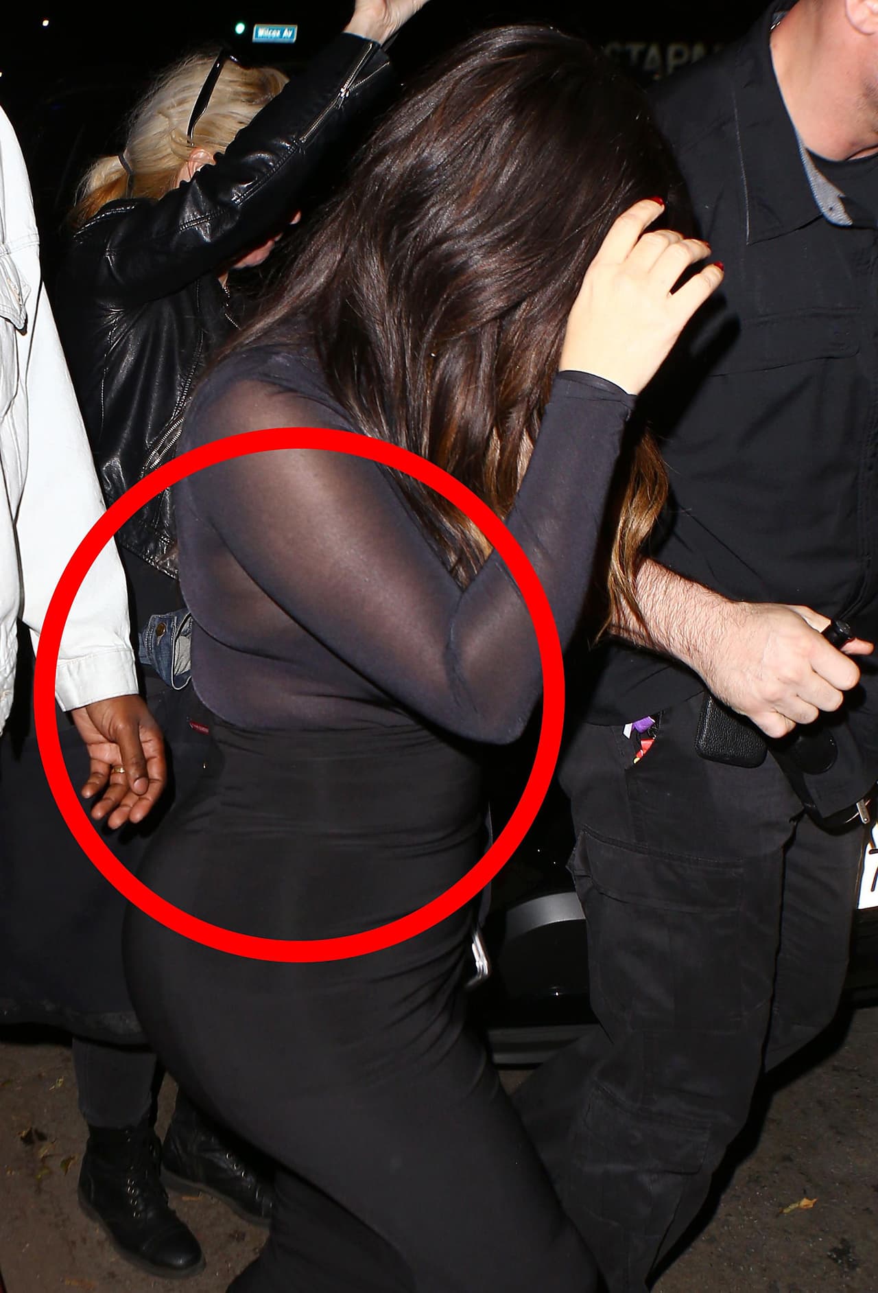 Y aún así, por supuesto, se le escapan algunos "rollitos" en sus entallados outfits.