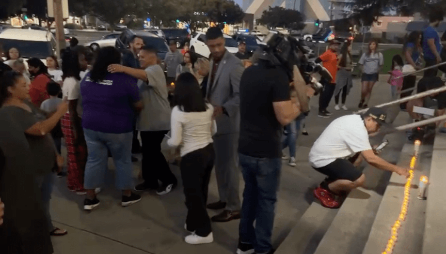 Los asistentes se reunieron en las escalinatas del City Hall en donde colocaron velas y flores, así como fotografías de las seis personas que fueron asesinadas en esta serie de ataques conectados.